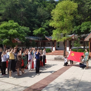 我校党员参与东山社区主题党日活动